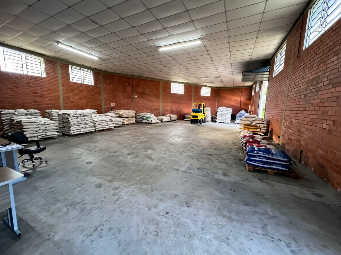Armazém interior amplo com estoque de insumos agrícolas